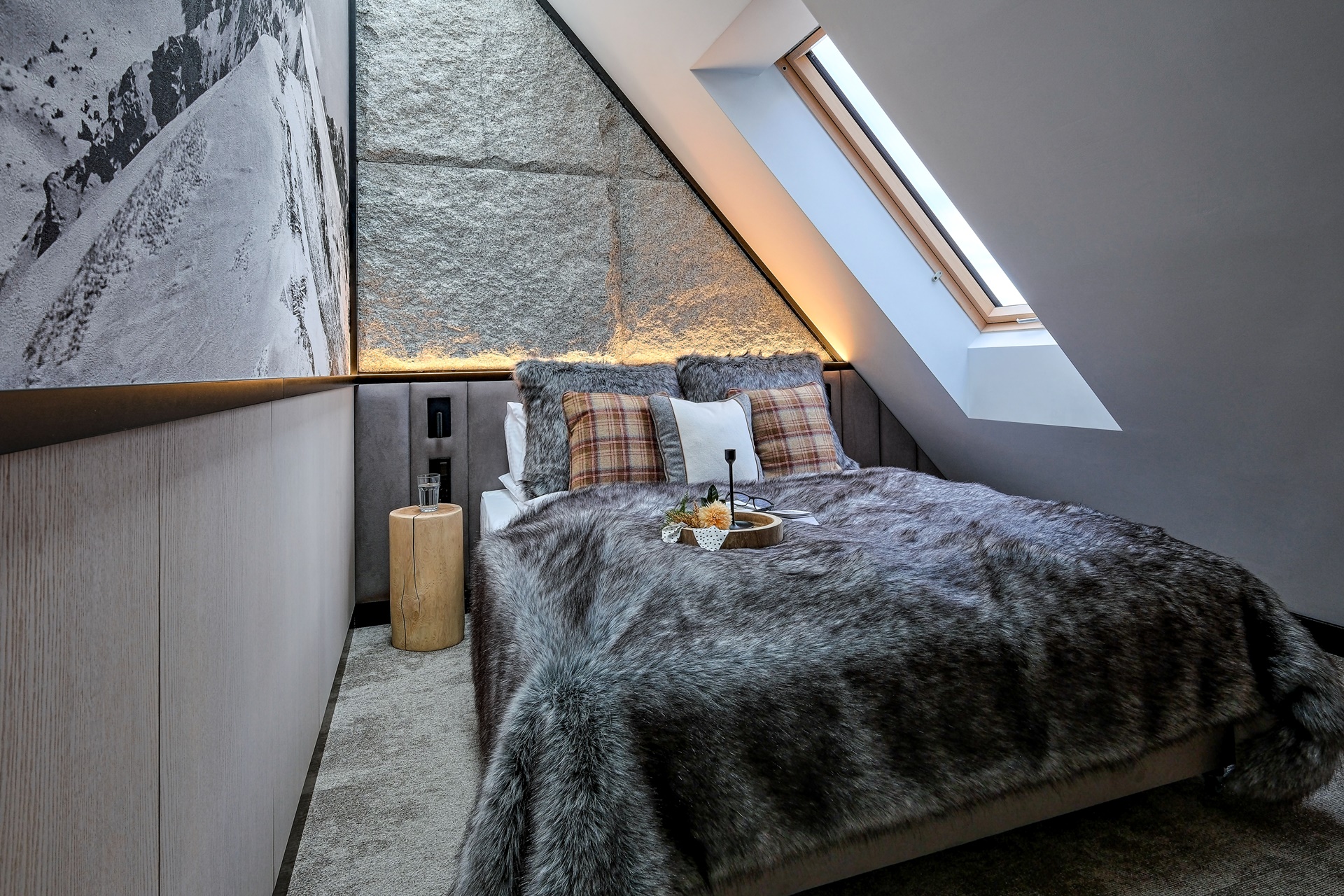 <p>Słoneczna Rezydencja to propozycja dla inwestora, który szuka czegoś więcej niż samych metrów kwadratowych.</p>
<p>Kupujesz apartament znajdujący się w działającym obiekcie turystycznym, wraz z możliwością wykorzystania istniejącego zaplecza potrzebnego do prowadzenia najmu krótkoterminowego.</p>
<p>Gotowiec inwestycyjny oznacza tutaj połączenie kilku elementów:</p>
<ul>
<li>istniejącej nieruchomości,</li>
<li>funkcjonującego obiektu,</li>
<li>atrakcyjnej lokalizacji w Białce Tatrzańskiej,</li>
<li>gotowego standardu pobytowego,</li>
<li>istniejącego systemu najmu,</li>
<li>marketingu i sprzedaży noclegów,</li>
<li>profesjonalnej obsługi gości,</li>
<li>możliwości dalszego zarządzania apartamentem przez operatora.</li>
</ul>
<p>Dzięki temu inwestor nie musi samodzielnie budować całej infrastruktury biznesowej wokół nieruchomości.</p>
